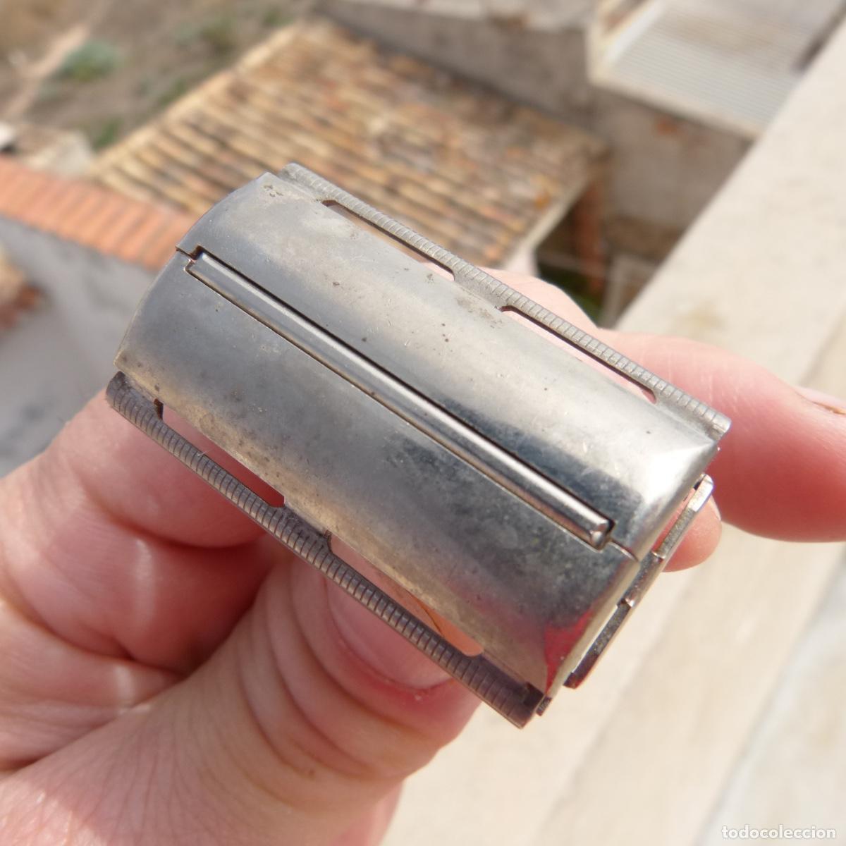 Antig&uuml;edades: Maquinilla de afeitar gillette, metal y mango de pl&aacute;stico. - Foto 4