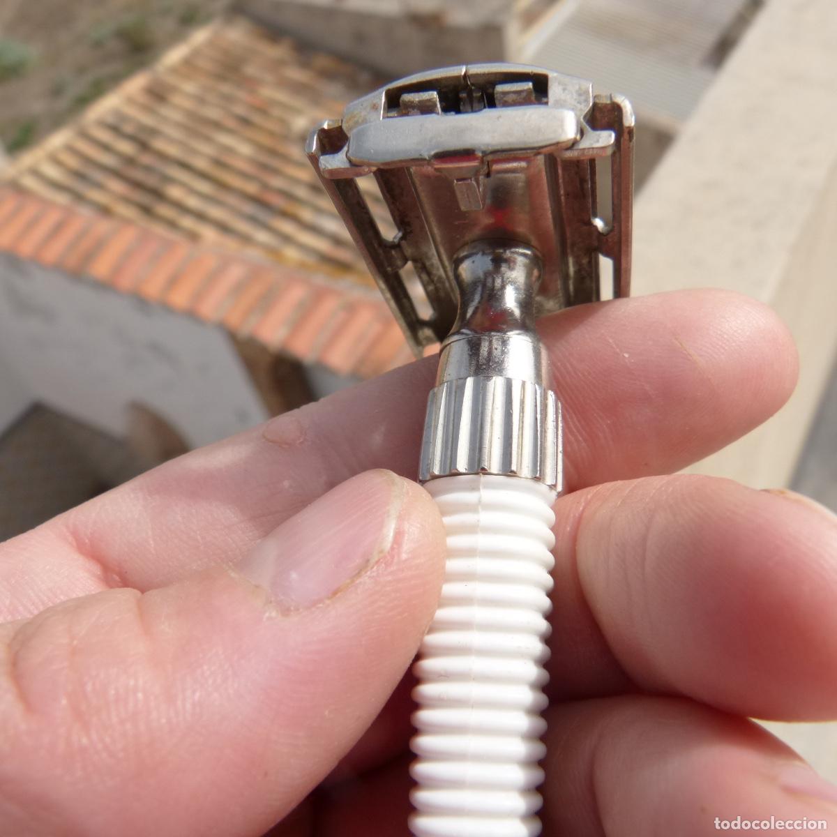 Antig&uuml;edades: Maquinilla de afeitar gillette, metal y mango de pl&aacute;stico. - Foto 5