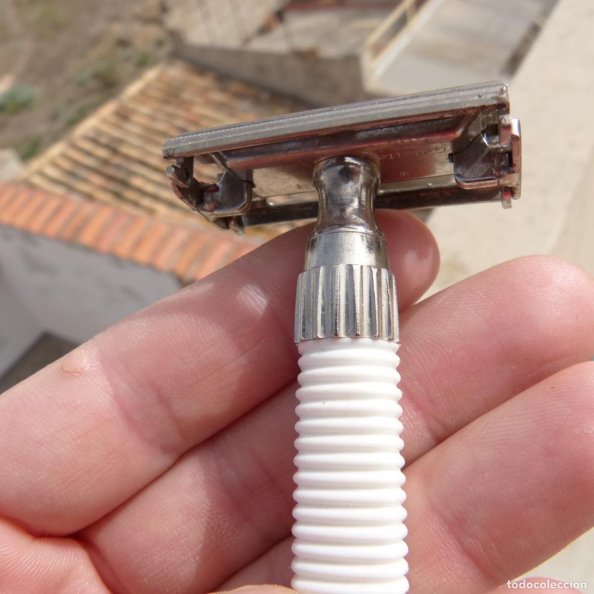 Antig&uuml;edades: Maquinilla de afeitar gillette, metal y mango de pl&aacute;stico. - Foto 7