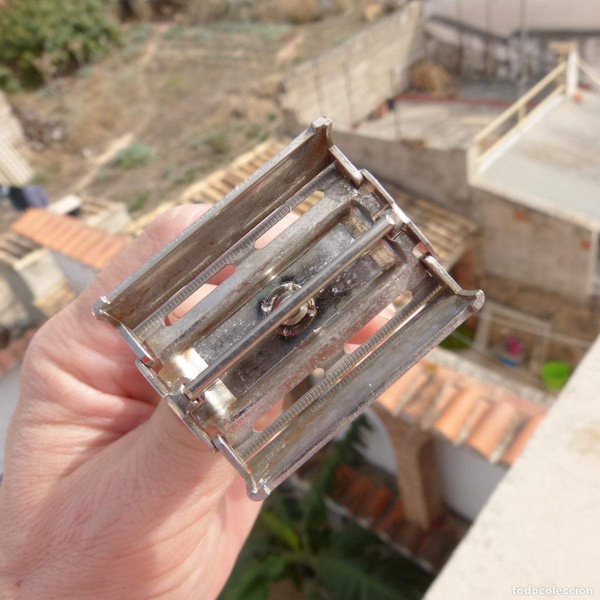 Antig&uuml;edades: Maquinilla de afeitar gillette, metal y mango de pl&aacute;stico. - Foto 9