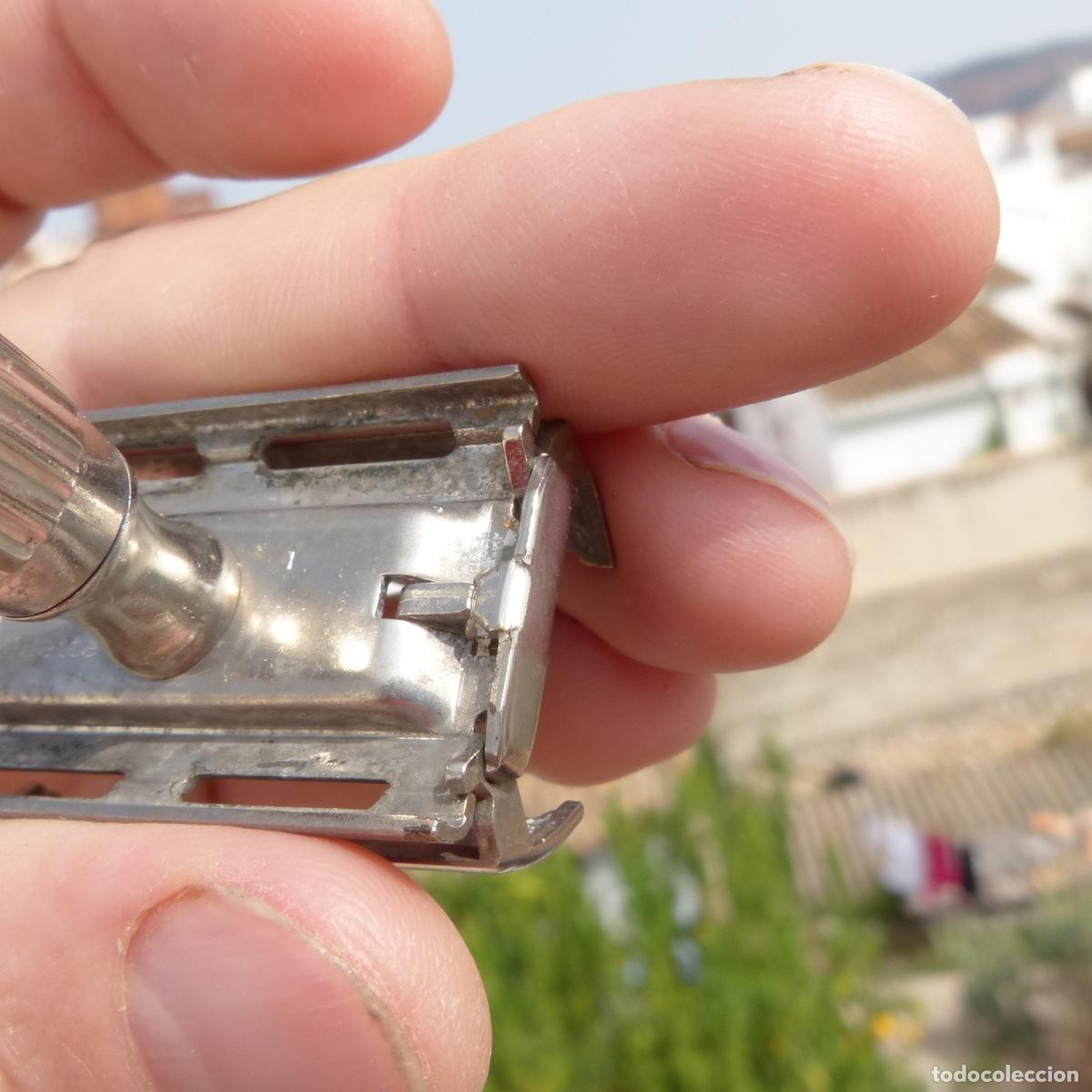 Antig&uuml;edades: Maquinilla de afeitar gillette, metal y mango de pl&aacute;stico. - Foto 13