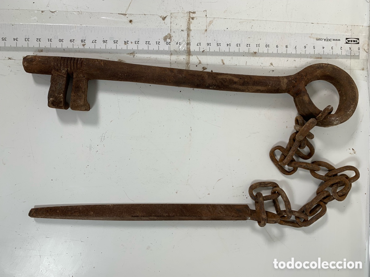 Antig&uuml;edades: 01_ gran Llave con cadena y pestillo - Foto 2