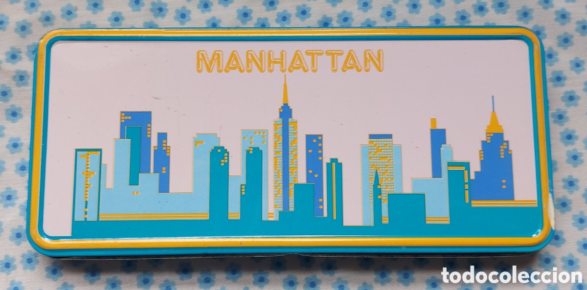 Oggetti Antichi: Antigua caja metalica serigrafiada de compas, bigotera y accesorios en azul a&ntilde;os 80. Manhattan