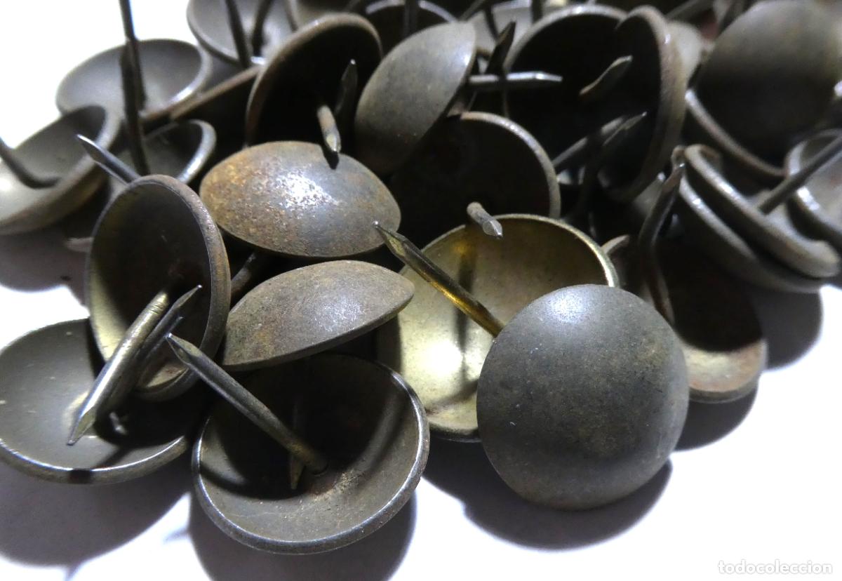 Antig&uuml;edades: 52 chinchetas de lat&oacute;n para tapizar 2,2 cm - Foto 2