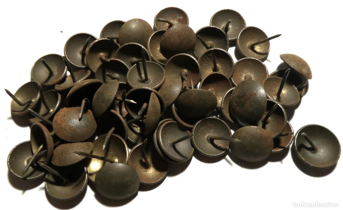 Antig&uuml;edades: 52 chinchetas de lat&oacute;n para tapizar 2,2 cm - Foto 1