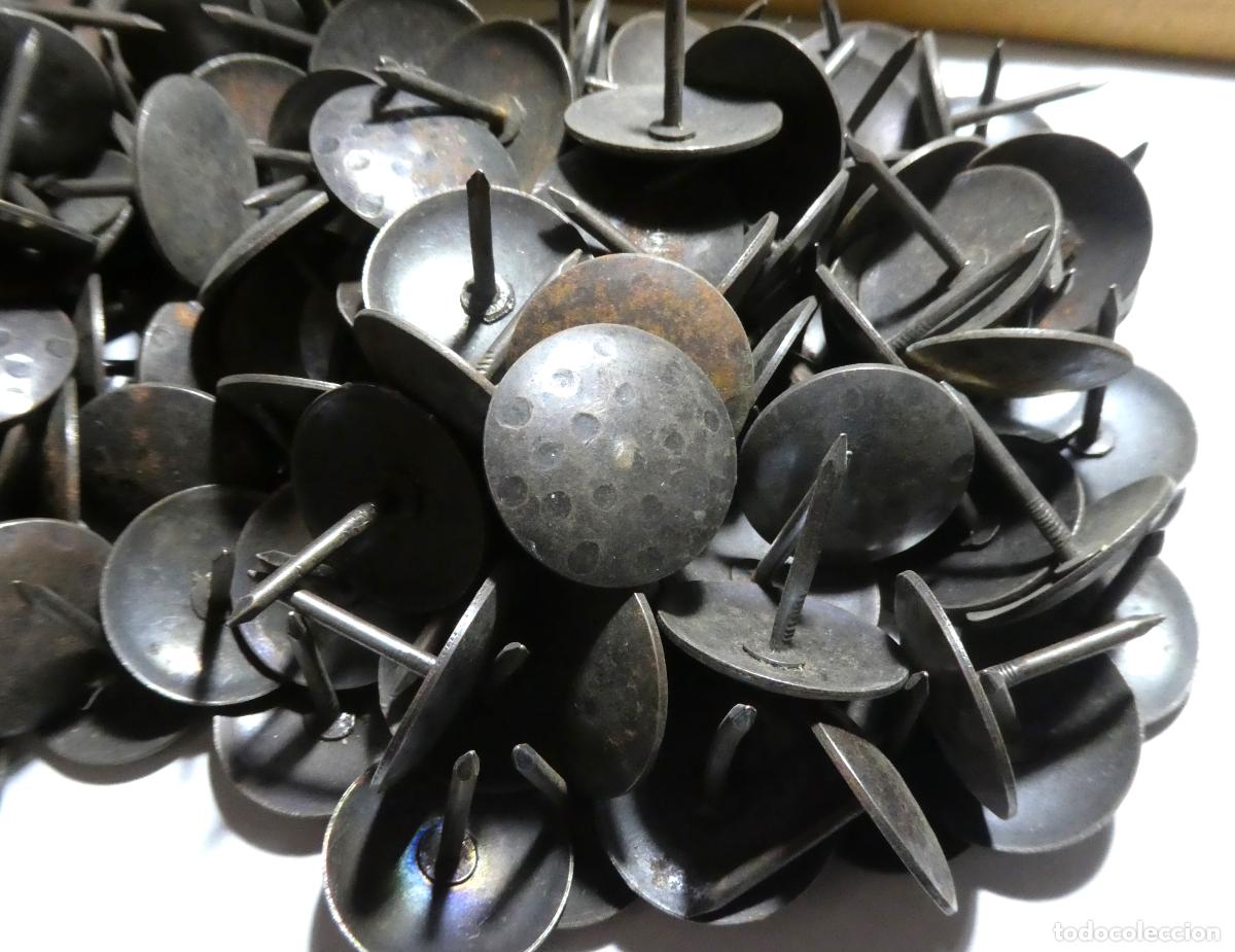 Antig&uuml;edades: 193 chinchetas de lat&oacute;n para tapizar 3 cm - Foto 3