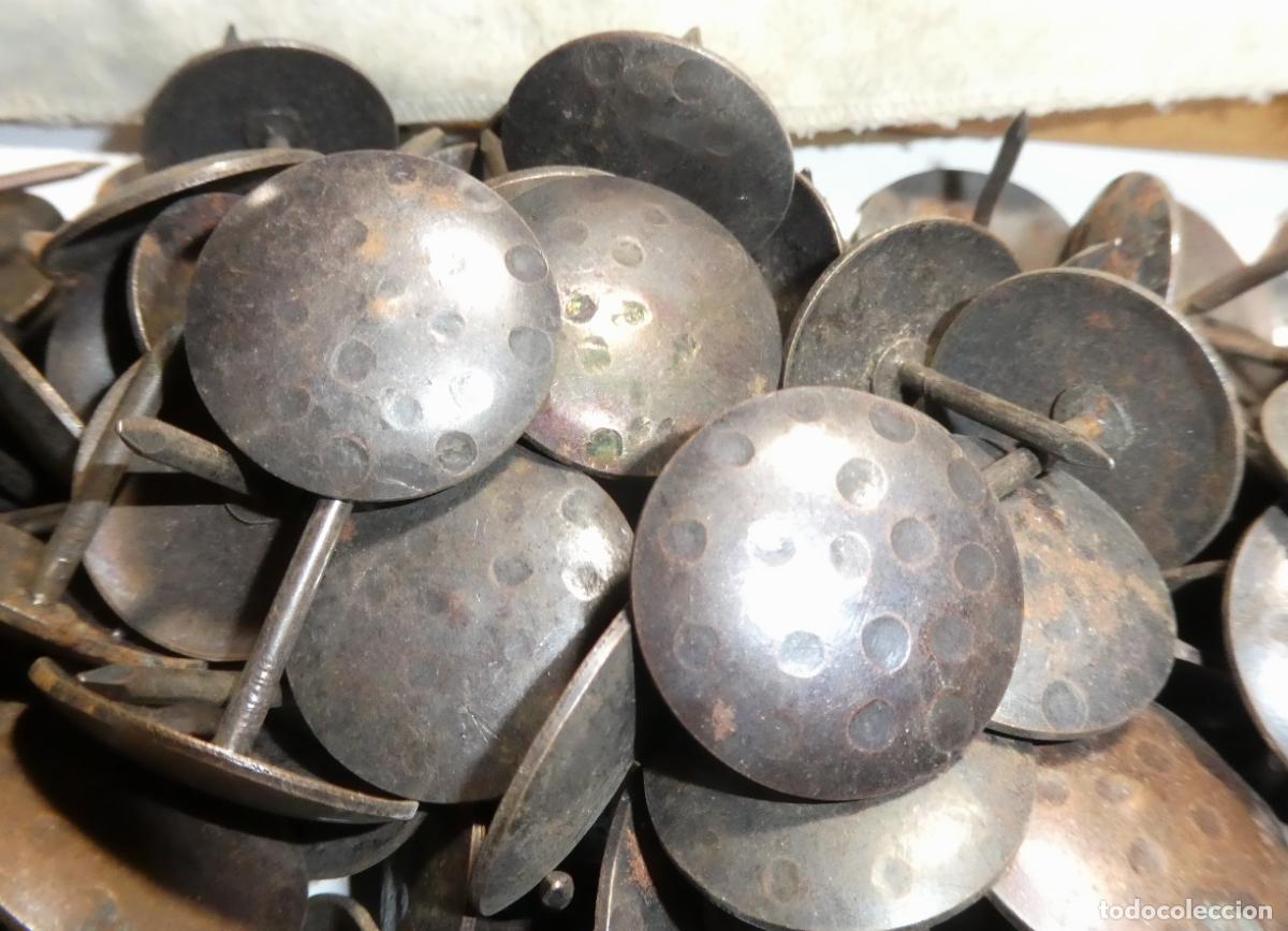 Antig&uuml;edades: 193 chinchetas de lat&oacute;n para tapizar 3 cm - Foto 8
