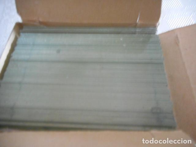 Antig&uuml;edades: antigua caja de cristales de laboratorio - Foto 2