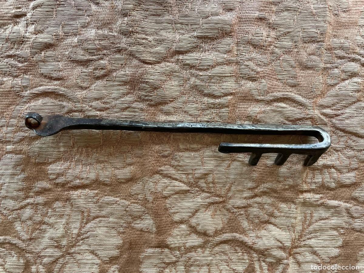 Antig&uuml;edades: Llave de forja africana - Foto 1