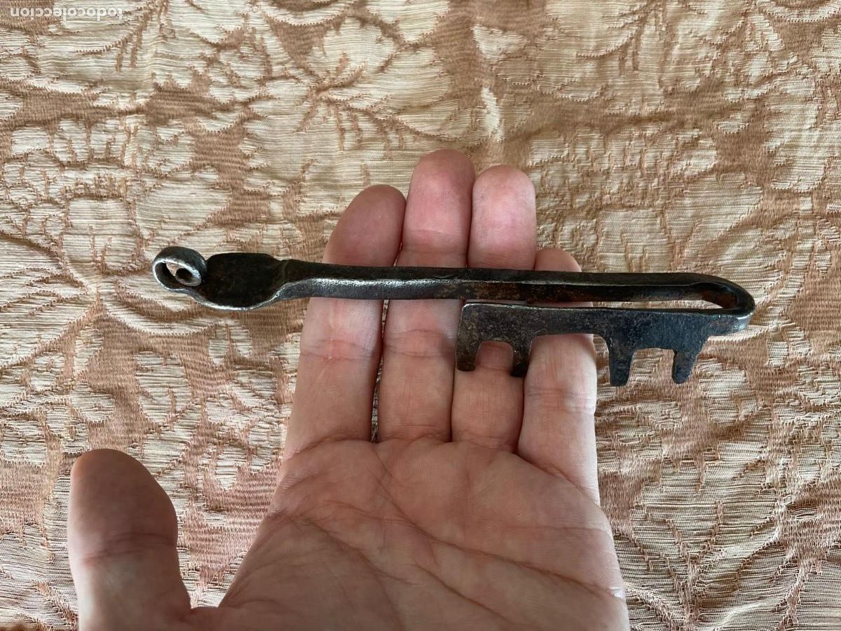 Antig&uuml;edades: Llave de forja africana - Foto 1