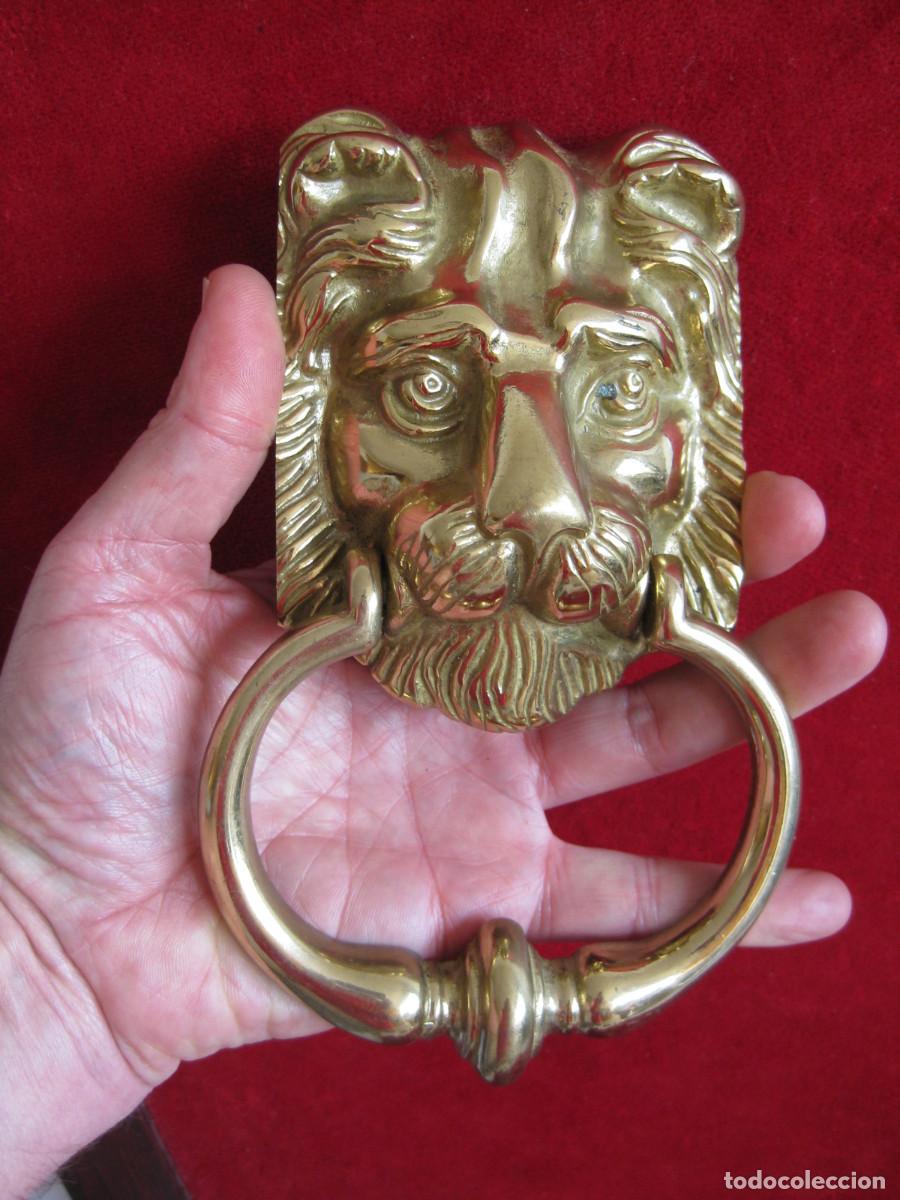 Antig&uuml;edades: ALDABA EN BRONCE, FORMA DE CABEZA DE LE&Oacute;N CON TU TOC TOC Y TORNILLOS EN PERFECTO ESTADOZA DE - Foto 1