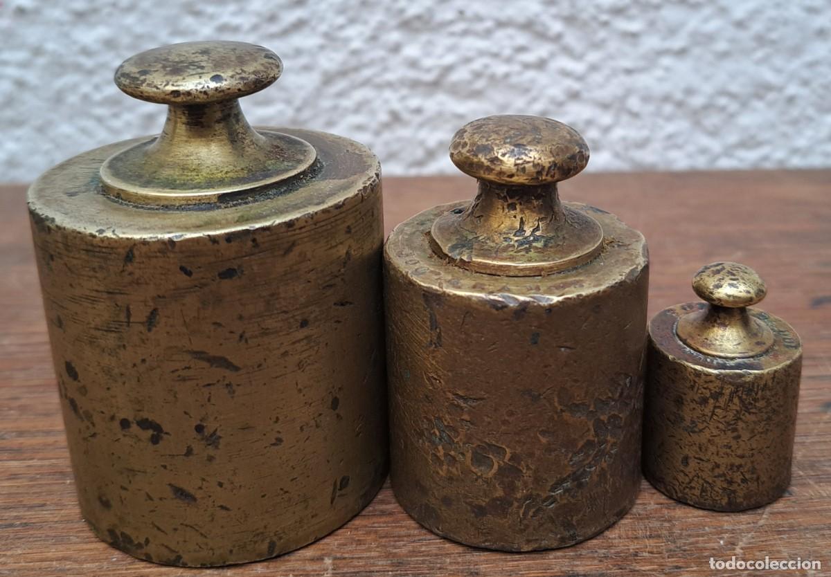 Antig&uuml;edades: LOTE DE TRES PESAS DE BRONCE - Foto 3