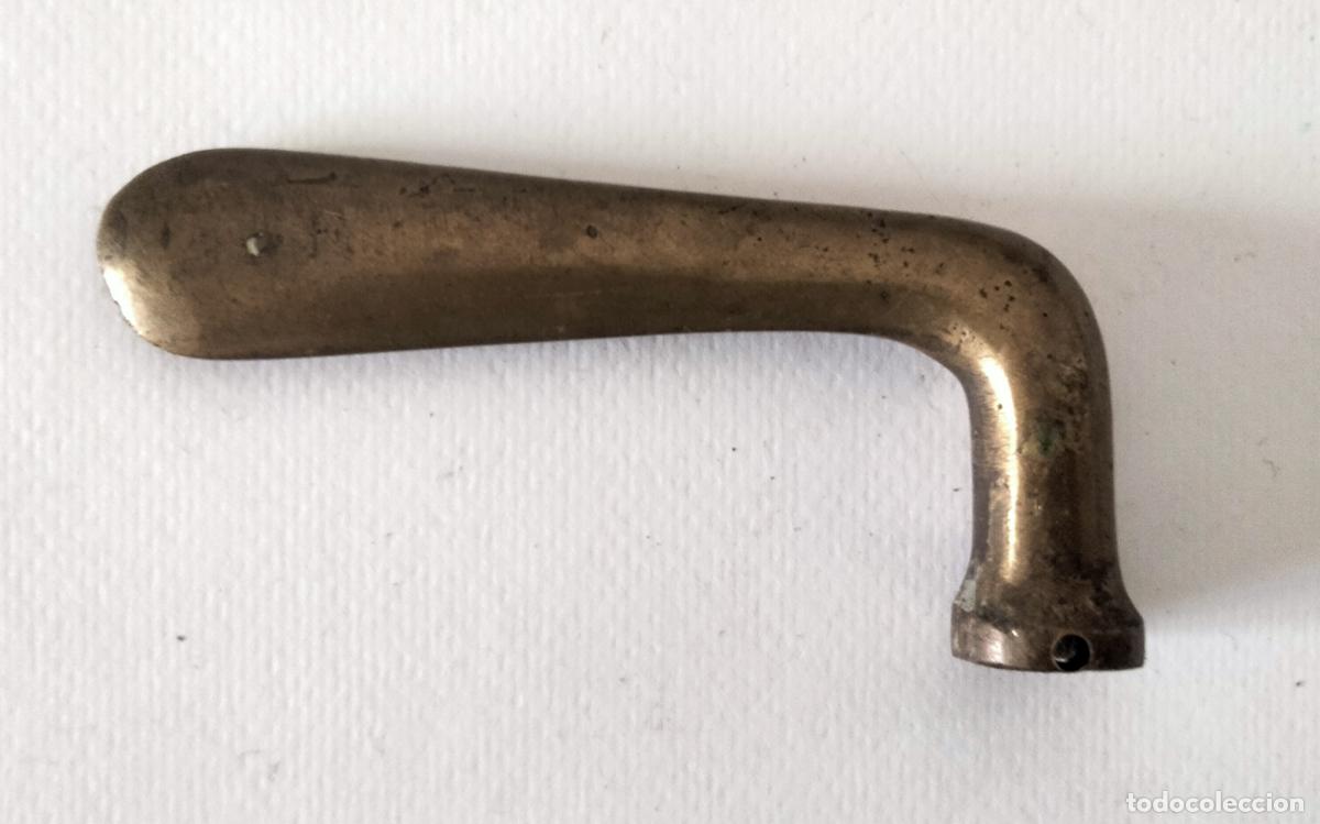 Antig&uuml;edades: Tirador de puerta en bronce. - Foto 1