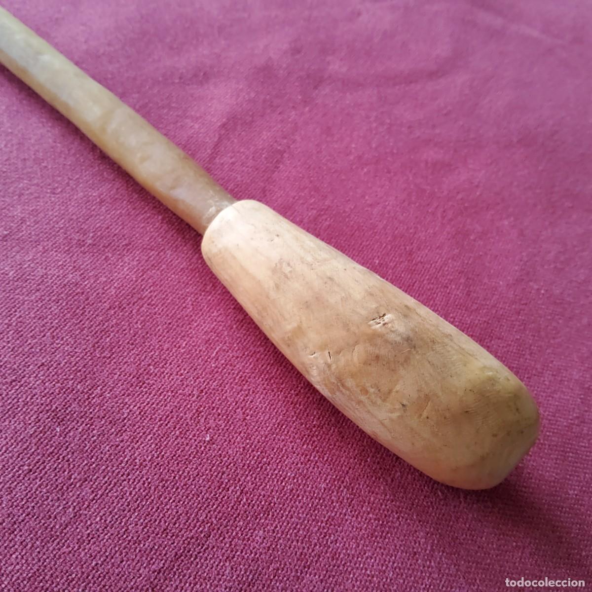 Antig&uuml;edades: PUNZON DE HUESO CON EL MANGO DE MADERA - Foto 3