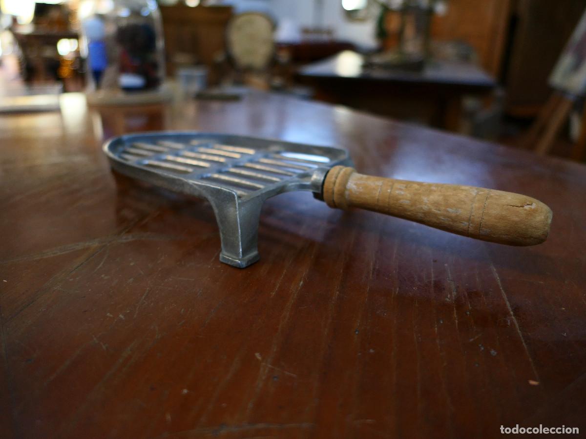 Antig&uuml;edades: Antiguo soporte para plancha - Foto 2