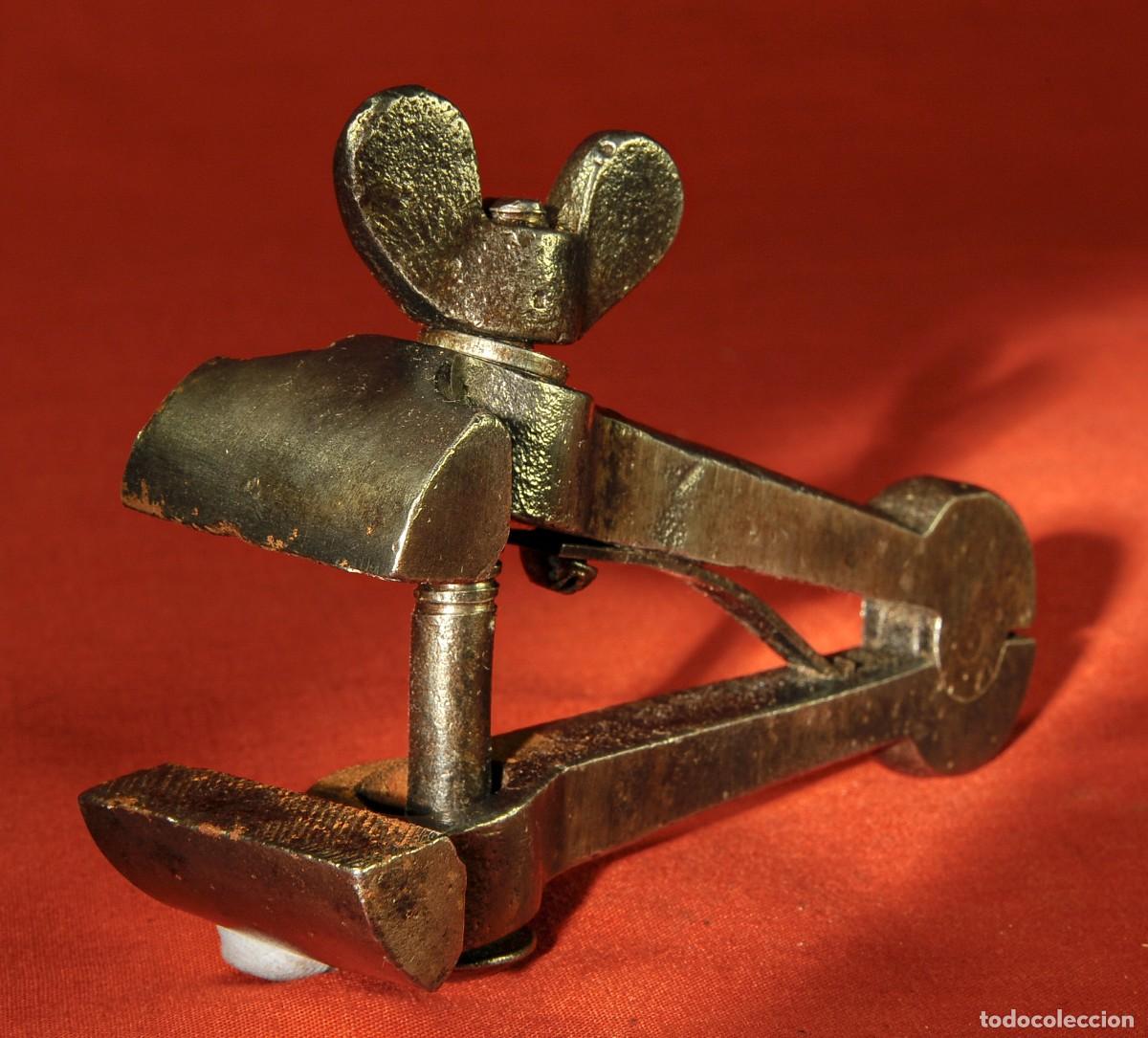 Antig&uuml;edades: Antiguo tornillo de apriete - Foto 2