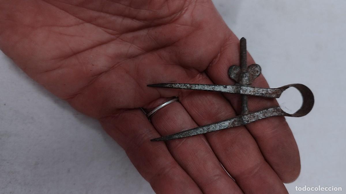 Antig&uuml;edades: Antiguo comp&aacute;s de carpintero, herramienta carpinter&iacute;a - Foto 2
