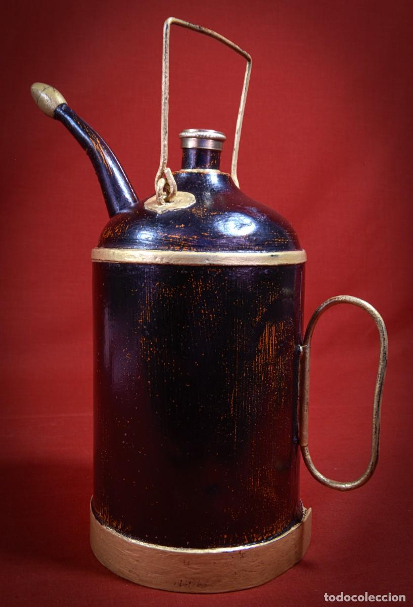Antig&uuml;edades: Aceitera antigua de chapa - Foto 2