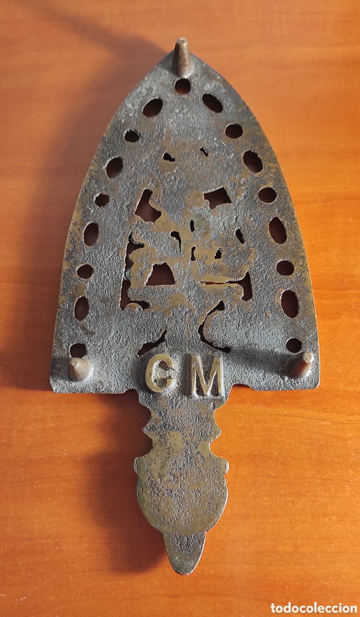 Antig&uuml;edades: ANTIGUO REPOSA PLANCHAS SOPORTE EN BRONCE - Foto 2