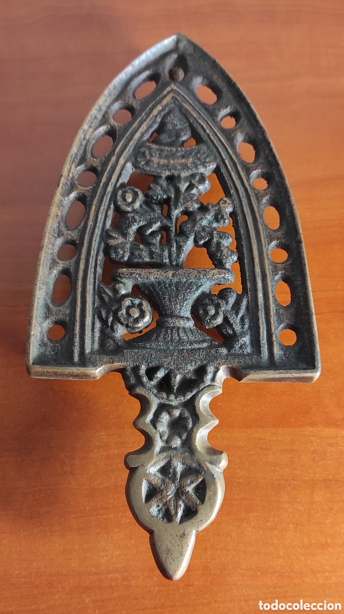 Antig&uuml;edades: ANTIGUO REPOSA PLANCHAS SOPORTE EN BRONCE - Foto 1