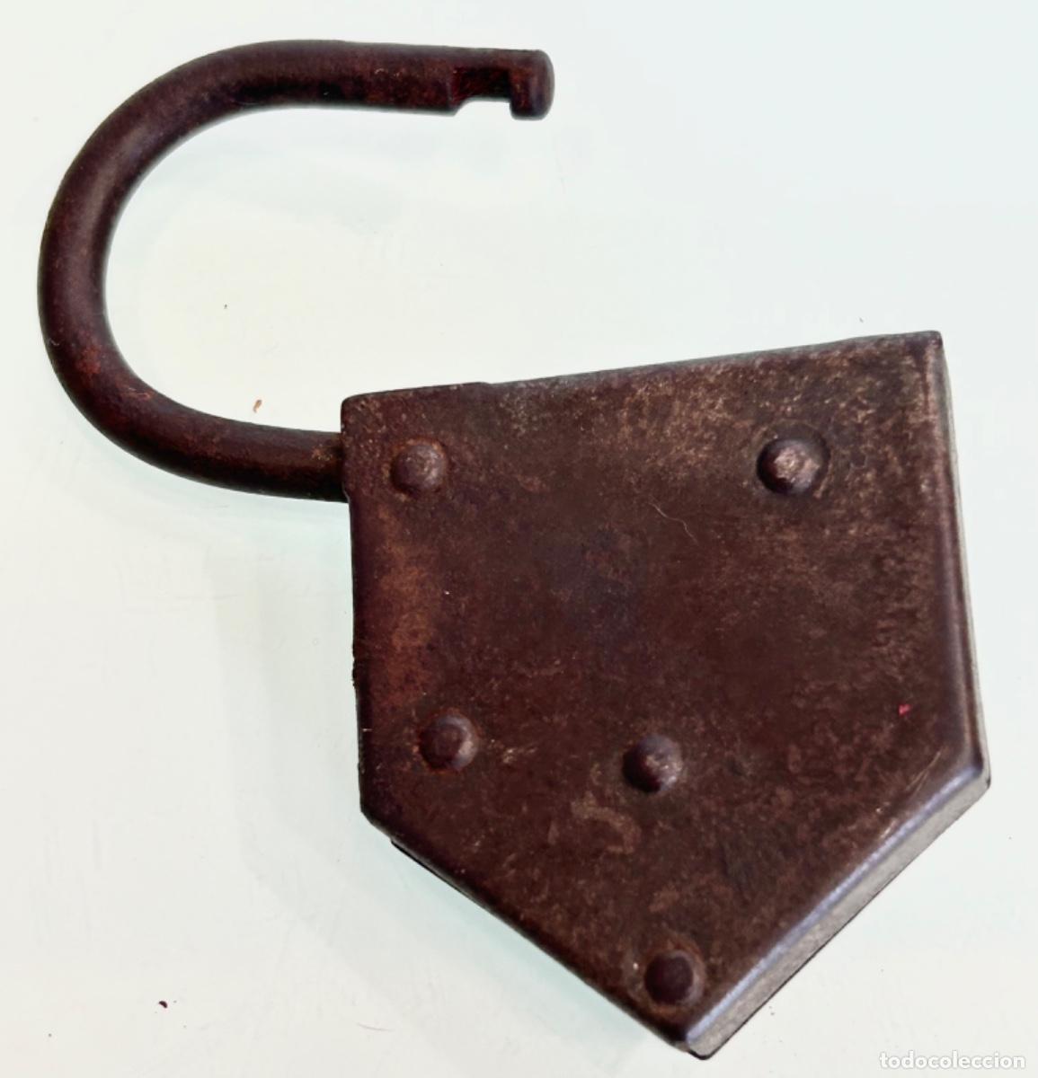 Antig&uuml;edades: ANTIGUO CANDADO HIERRO TRIANGULAR-8 CMS CON AUTO PROTECCI&Oacute;N -SIN LLAVE - Foto 3
