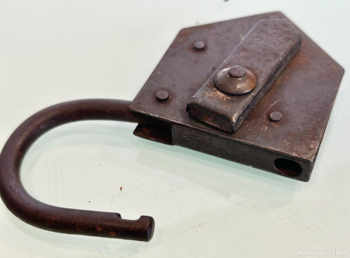 Antig&uuml;edades: ANTIGUO CANDADO HIERRO TRIANGULAR-8 CMS CON AUTO PROTECCI&Oacute;N -SIN LLAVE - Foto 4