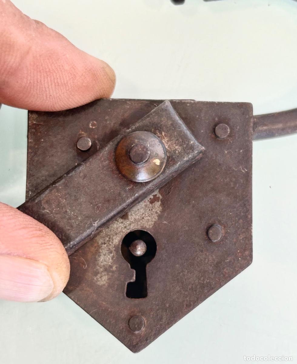 Antig&uuml;edades: ANTIGUO CANDADO HIERRO TRIANGULAR-8 CMS CON AUTO PROTECCI&Oacute;N -SIN LLAVE - Foto 5