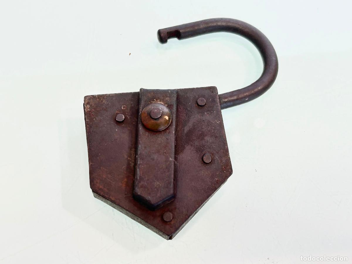 Antig&uuml;edades: ANTIGUO CANDADO HIERRO TRIANGULAR-8 CMS CON AUTO PROTECCI&Oacute;N -SIN LLAVE - Foto 1