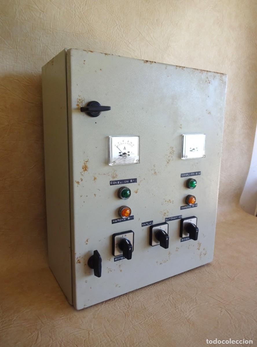 Antig&uuml;edades: caja electrica industrial con interruptores y componentes - Foto 2