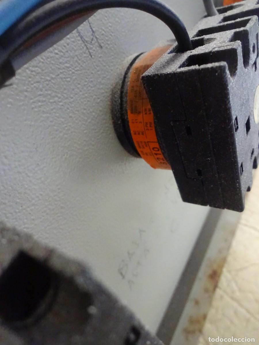 Antig&uuml;edades: caja electrica industrial con interruptores y componentes - Foto 14
