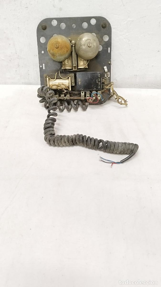 Tel&eacute;fonos: Maquinaria interior de un antiguo tel&eacute;fono de pared, - Foto 1