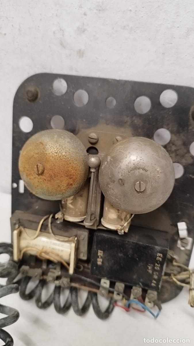 Tel&eacute;fonos: Maquinaria interior de un antiguo tel&eacute;fono de pared, - Foto 3
