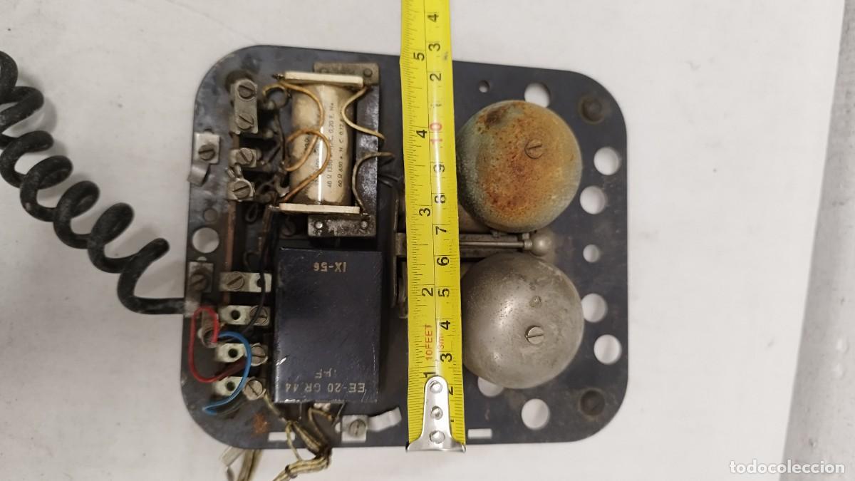Tel&eacute;fonos: Maquinaria interior de un antiguo tel&eacute;fono de pared, - Foto 7