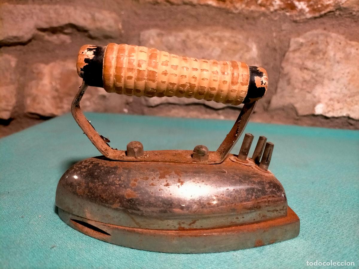 Antig&uuml;edades: Antigua plancha el&eacute;ctrica con mango de madera - Foto 2