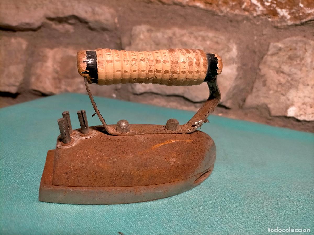 Antig&uuml;edades: Antigua plancha el&eacute;ctrica con mango de madera - Foto 1