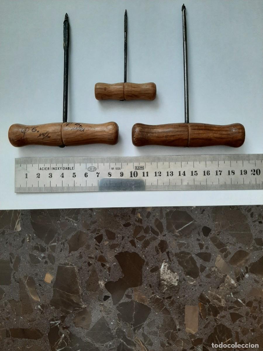 Antig&uuml;edades: 3 BARRENAS CARPINTERO, MANGOS DE MADERA - Foto 2