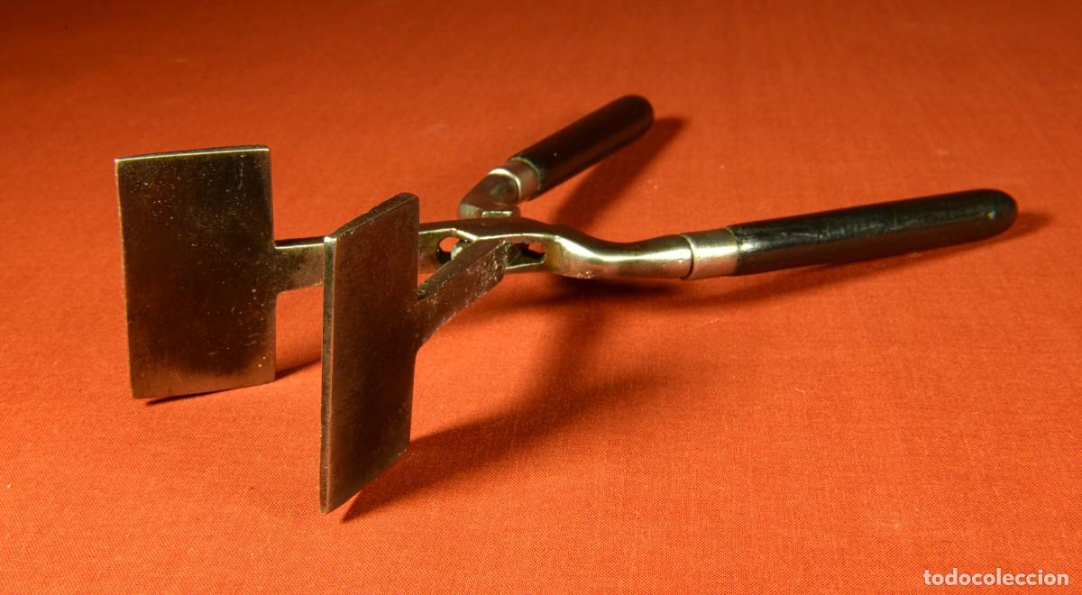 Antig&uuml;edades: Antiguo alisador de pelo de planchas - Foto 2