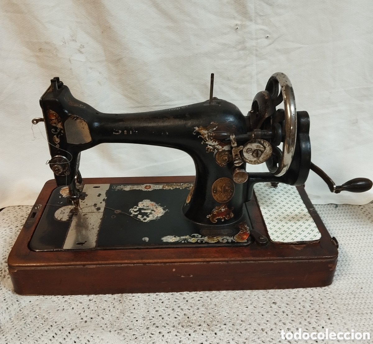 Antig&uuml;edades: Singer de maleta - Foto 1