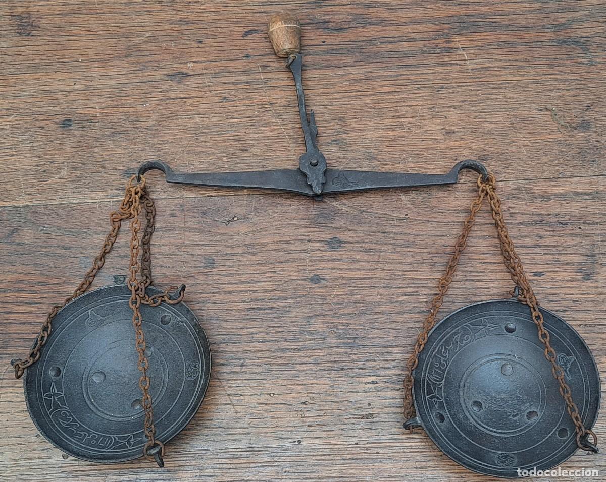 Antig&uuml;edades: Peque&ntilde;a balanza de bronce para pesar especias - Foto 2