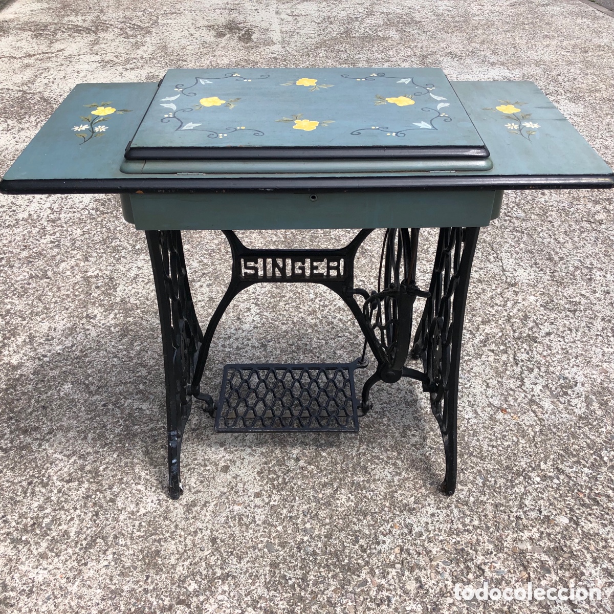 Antig&uuml;edades: Maquina de coser SINGER con mueble - Foto 2
