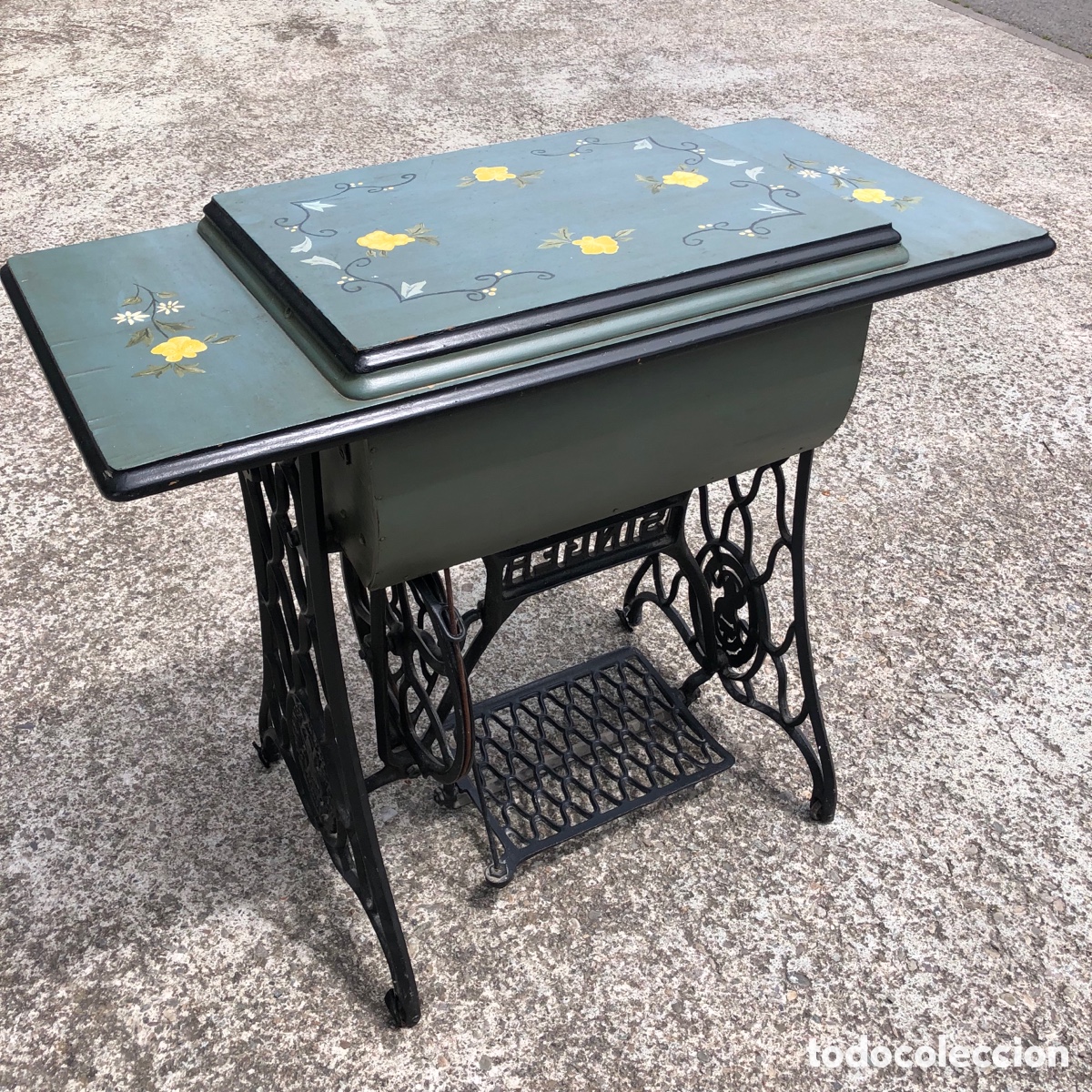 Antig&uuml;edades: Maquina de coser SINGER con mueble - Foto 3