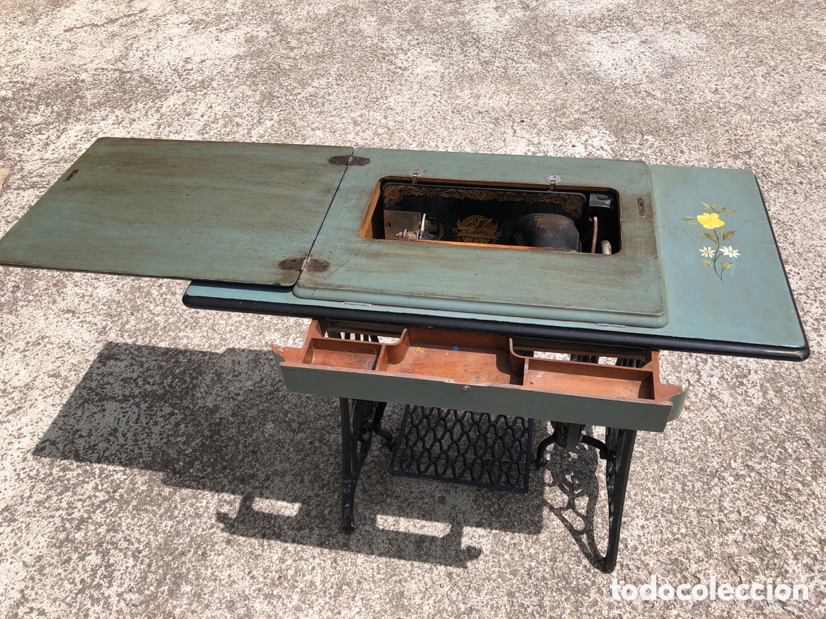 Antig&uuml;edades: Maquina de coser SINGER con mueble - Foto 6