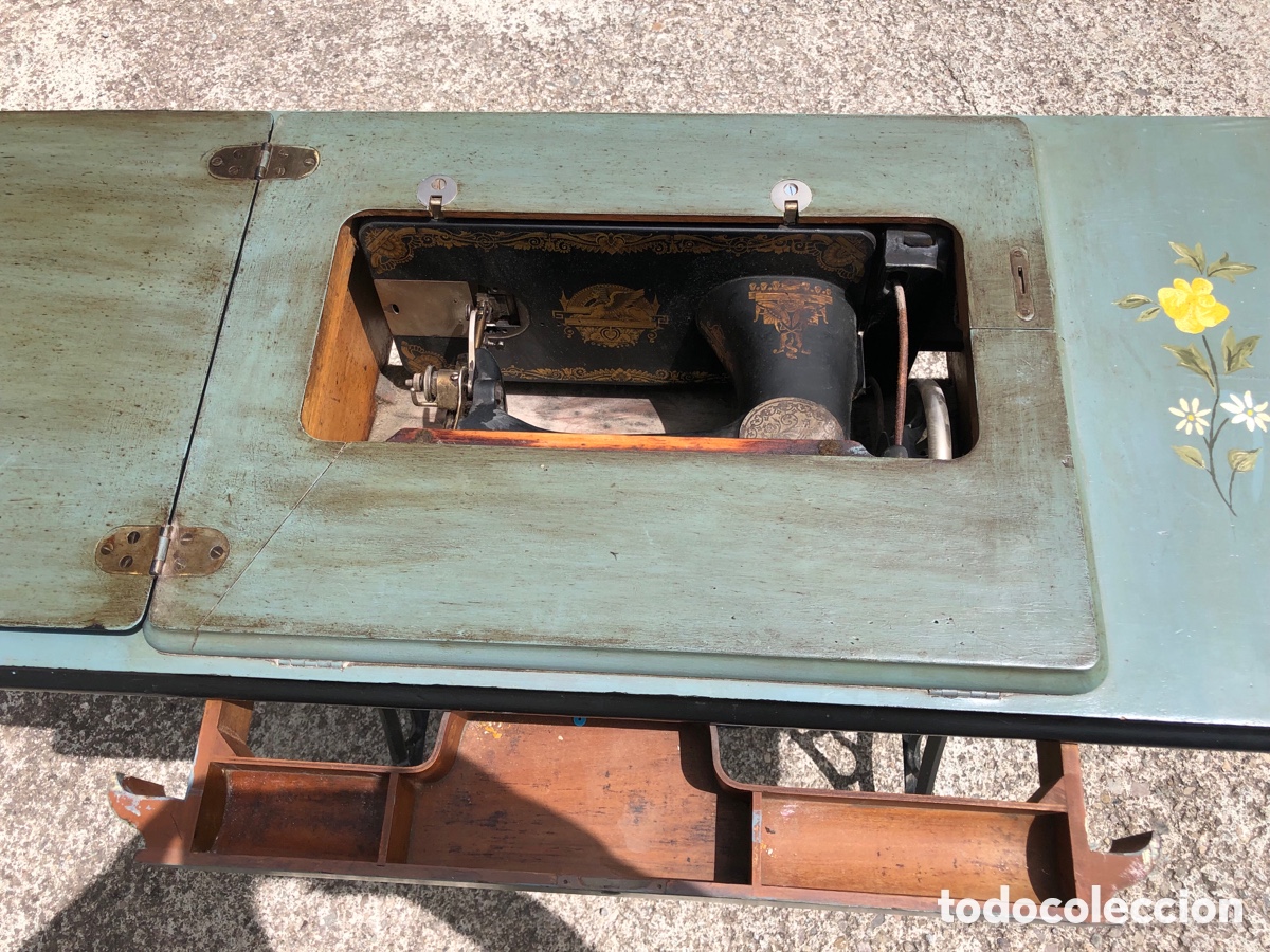 Antig&uuml;edades: Maquina de coser SINGER con mueble - Foto 7