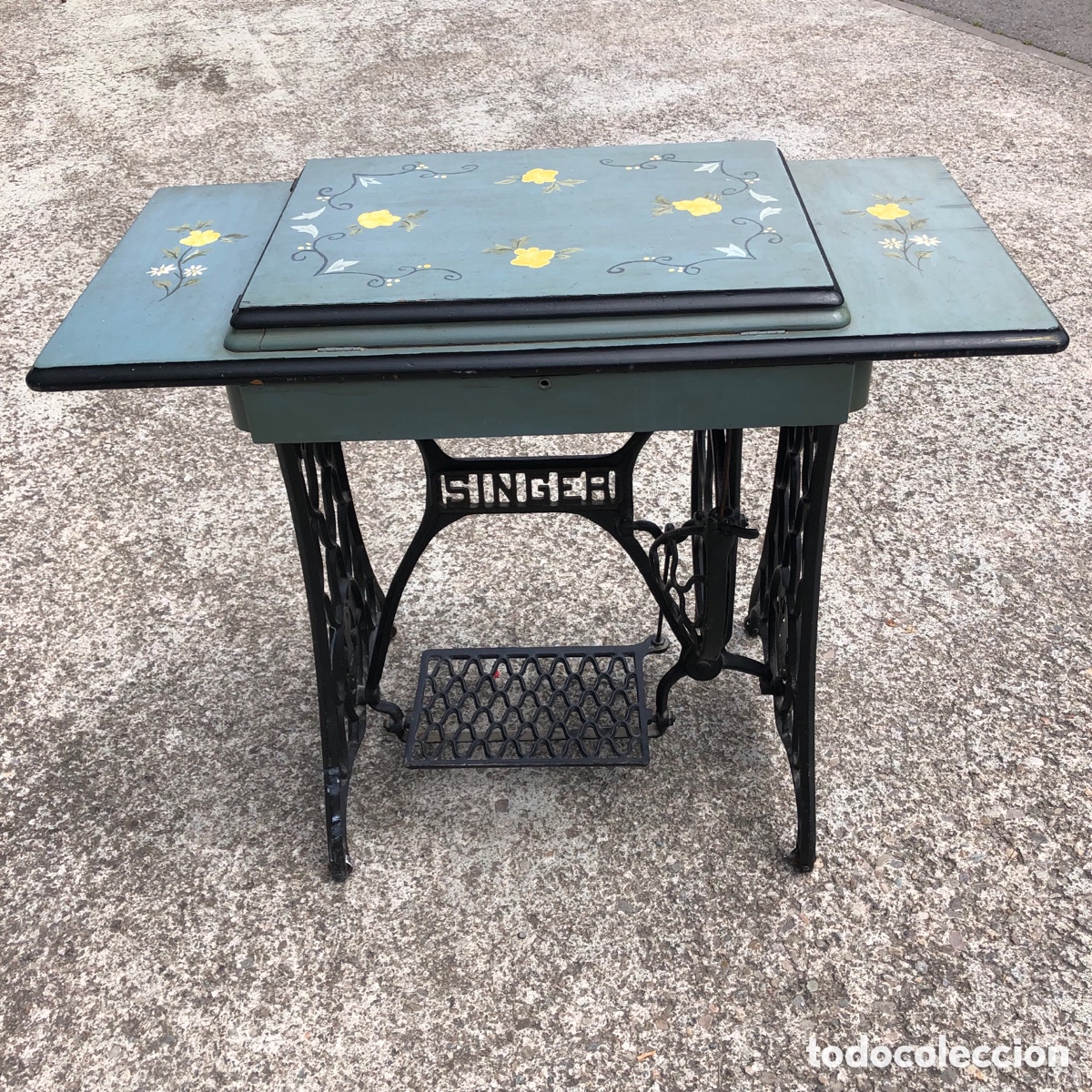 Antig&uuml;edades: Maquina de coser SINGER con mueble - Foto 8