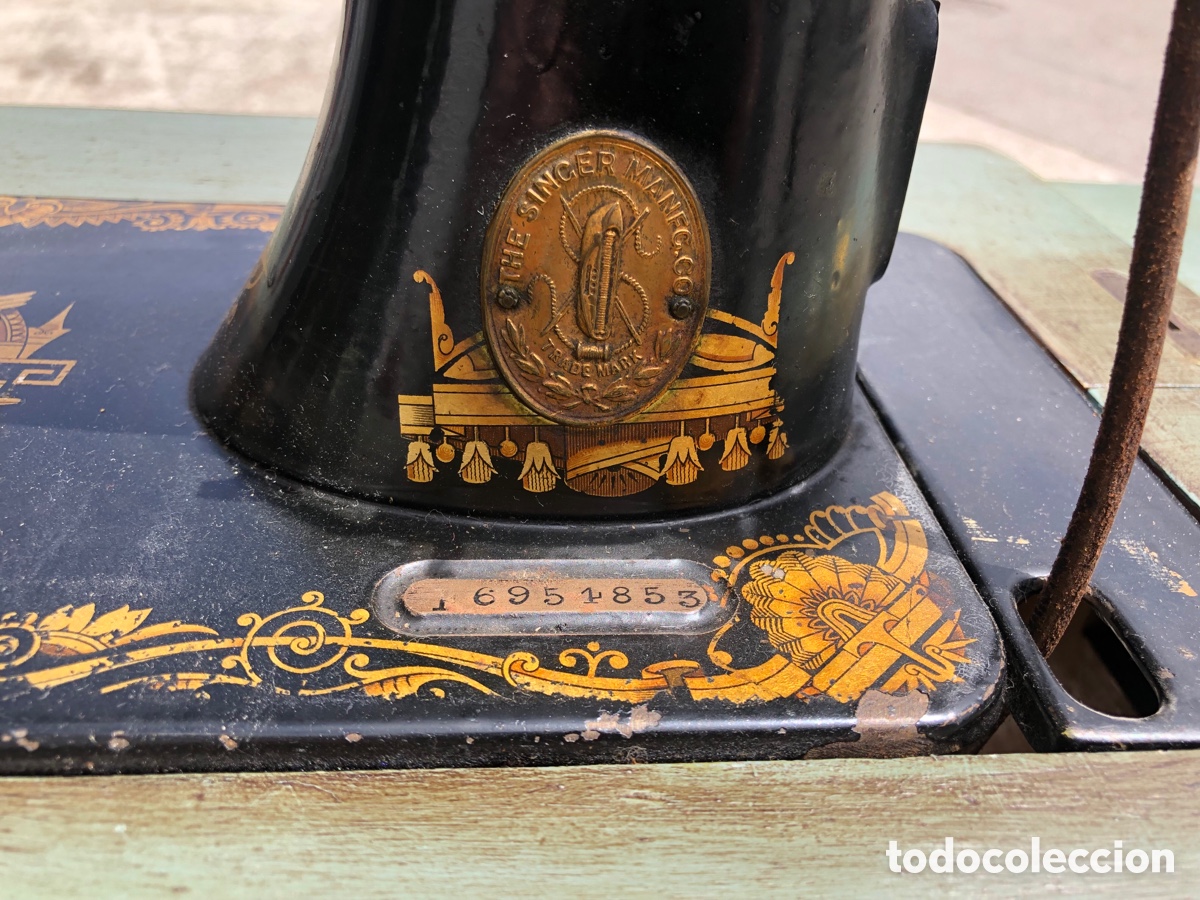Antig&uuml;edades: Maquina de coser SINGER con mueble - Foto 9