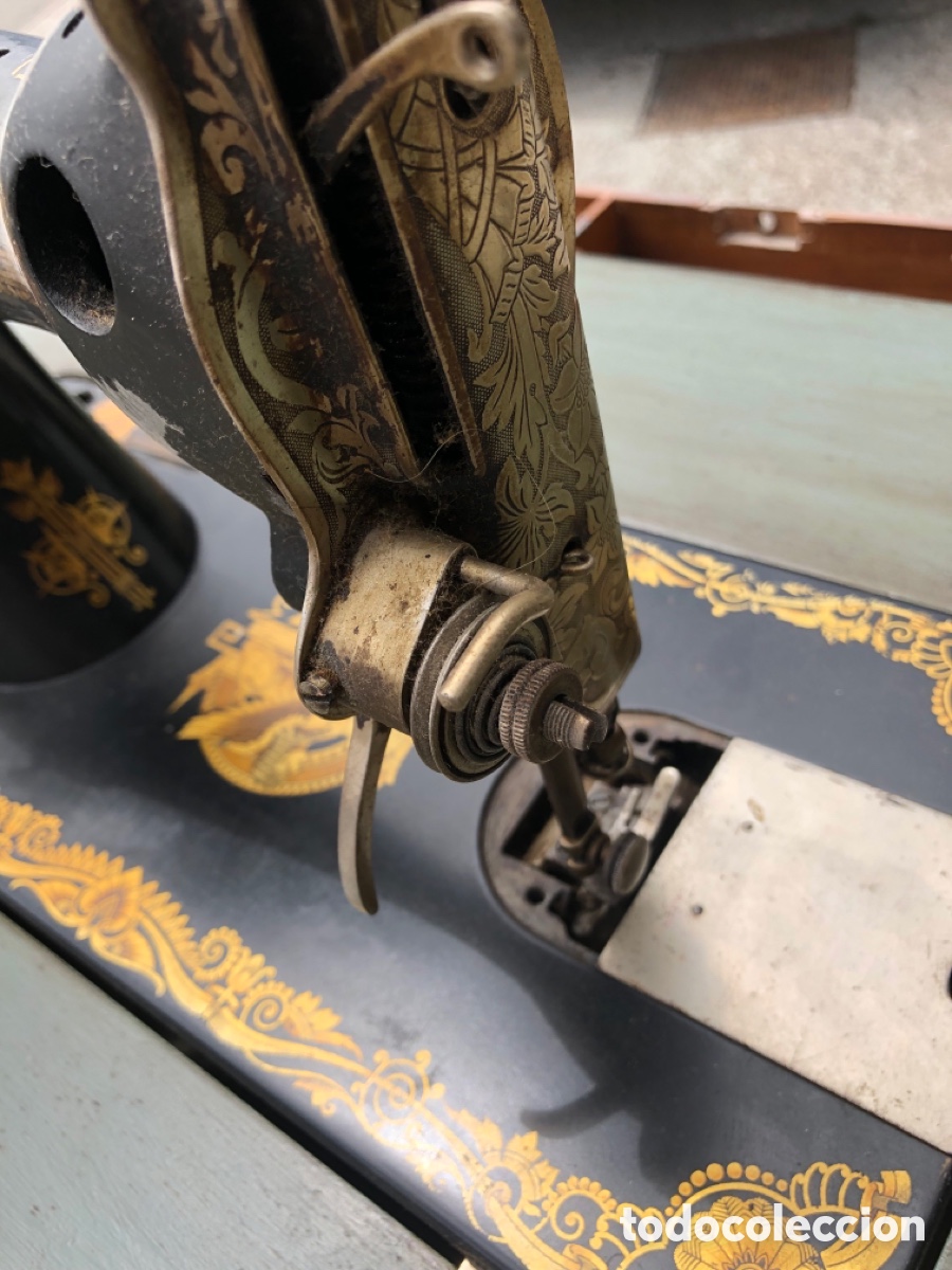 Antig&uuml;edades: Maquina de coser SINGER con mueble - Foto 12