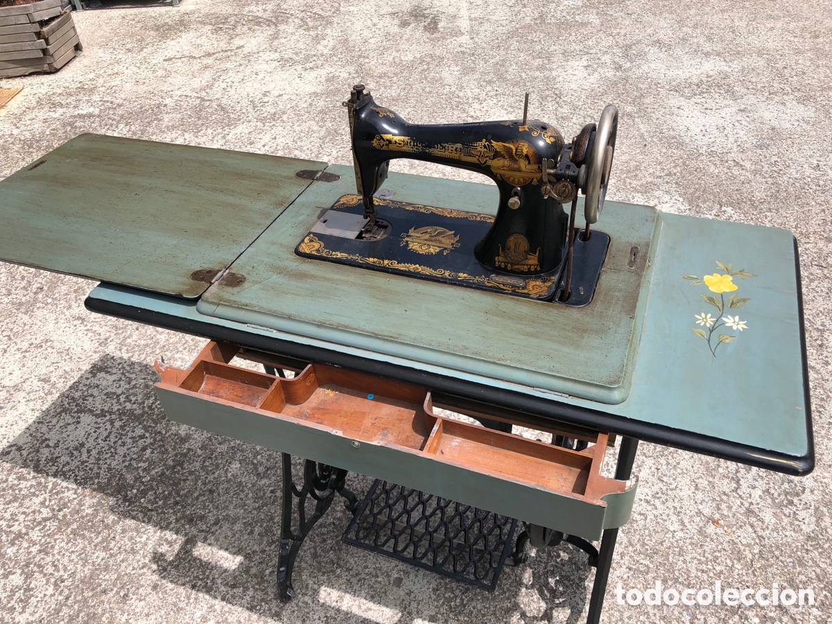 Antig&uuml;edades: Maquina de coser SINGER con mueble - Foto 1