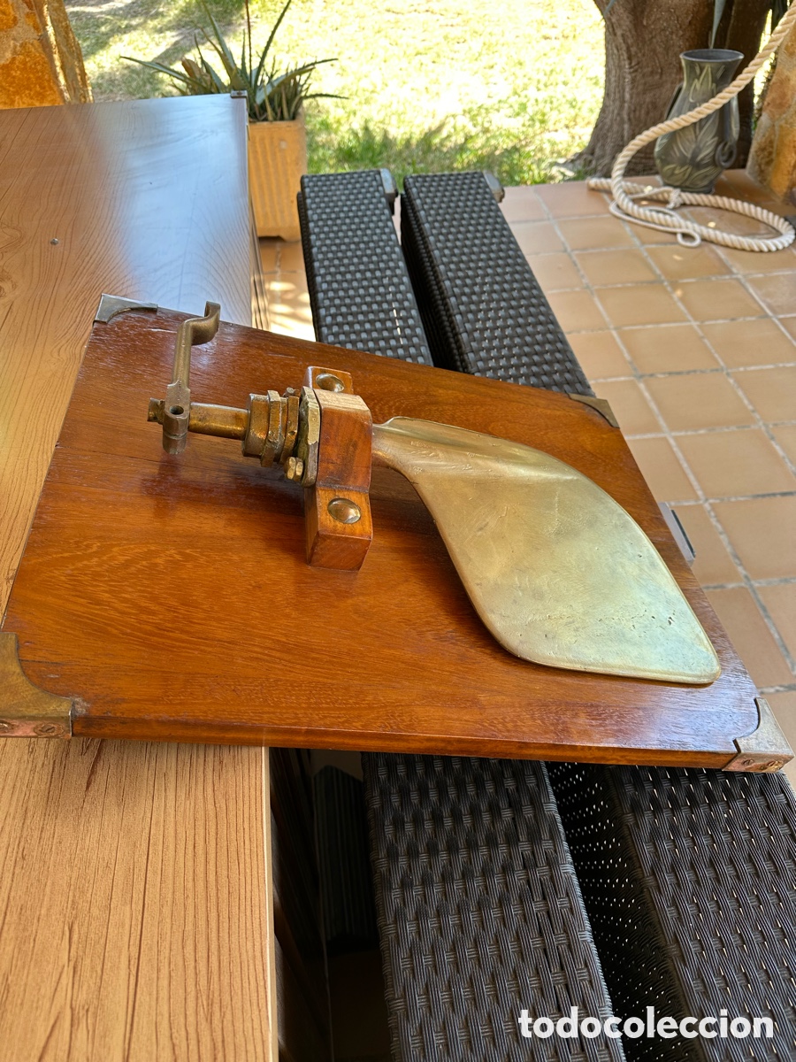 Antig&uuml;edades: Eje con pala tim&oacute;n bronce Riva. - Foto 10