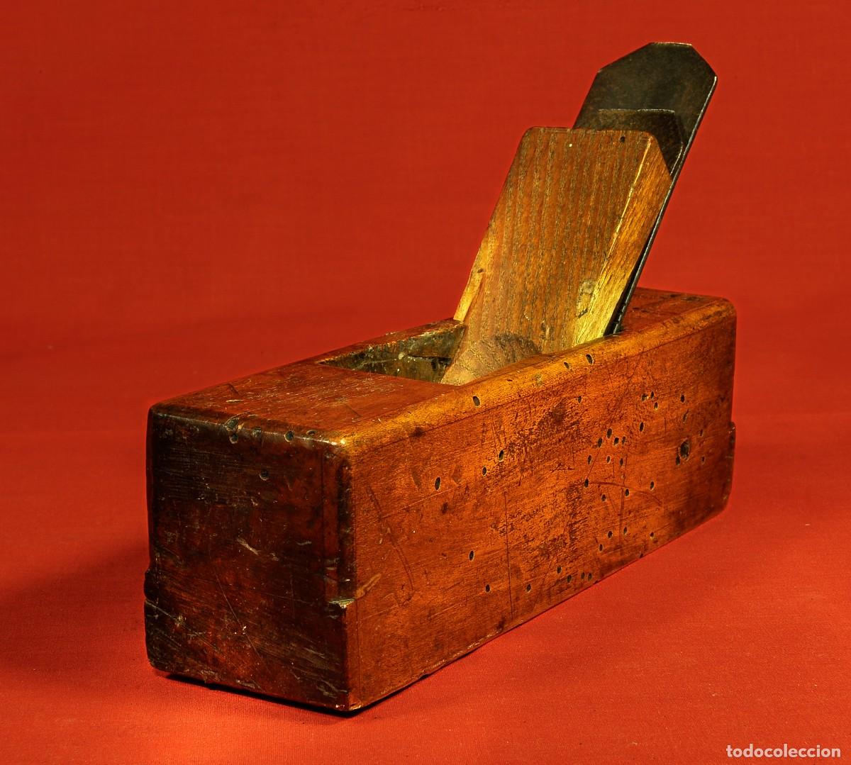 Antig&uuml;edades: Antiguo cepillo de carpintero de Nogal de 21 cm - Foto 1