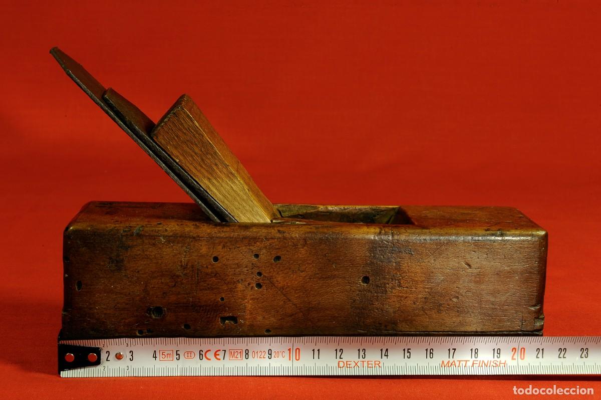 Antig&uuml;edades: Antiguo cepillo de carpintero de Nogal de 21 cm - Foto 2